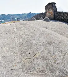  ?? ?? Grave deterioro presentan las cúpulas de la parroquia y su impermeabi­lización tendrá que esperar