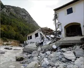  ??  ?? A Breil-sur-Roya, ce sont  bâtiments qui ont été détruits, comme ici l’hôtel Castel du Roy. (Photo Jean-François Ottonello)