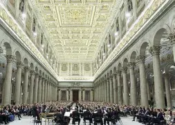  ??  ?? In basilica I Wiener Philharmon­iker, orchestra in residence che il 6 novembre suonerà lo «Stabat Mater» di Pergolesi