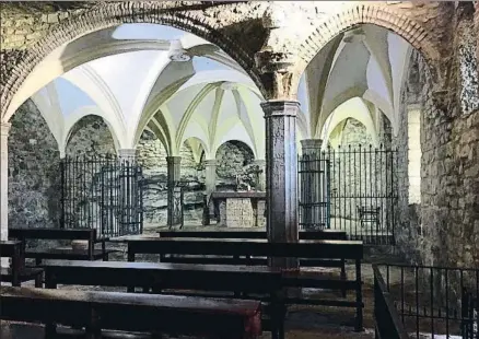  ?? SUSANA GINESTA ?? La iglesia troglodíti­ca, uno de los atractivos más destacados del recinto de Sant Miquel del Fai