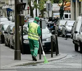  ??  ?? Un employé des services de propreté de la Ville de Paris.