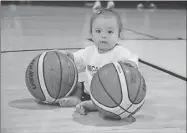  ??  ?? Madi, hija de Antonella González, posa con balones de básquetbol