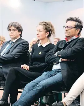  ?? NATÀLIA SEGURA / ACN ?? Puigdemont, junto a diputados del Die Linke en el mitin de Berlín