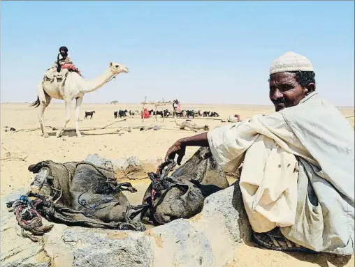  ?? XAVIER ALDEKOA ?? Una familia de nómadas junto al pozo de Bir Hakuma en el desierto de Bayuda, situado en el norte de Sudán