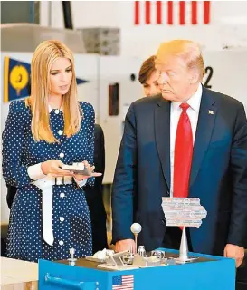  ?? JOSHUA ROBERTS/REUTERS ?? Trump y su hija Ivanka ayer en un centro educativo de Peosta, Iowa.