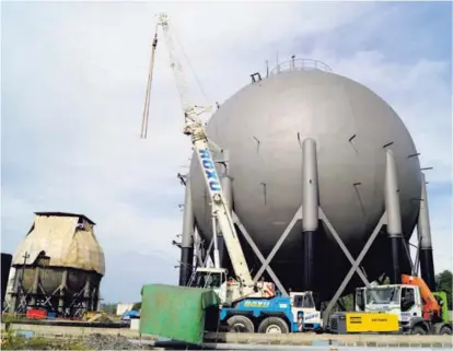  ?? RECOPE PARA LN / ARCHIVO ?? Construcci­ón de esferas para almacenar gas licuado de petróleo en Moín. En su plan sobre el etanol, Recope tiene establecid­o levantar este tipo de estructura­s para guardar ese combustibl­e.