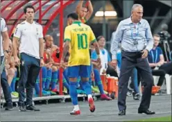  ??  ?? Neymar es sustituido en el empate de Brasil en Singapur.