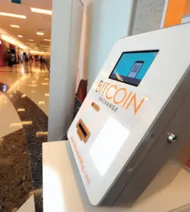  ??  ?? 新加坡的一个地下购物­商场拍摄的一台比特币­自动提款机