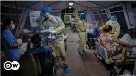  ??  ?? Medical personnel wearing protective clothing work to treat patients in the Philippine­s