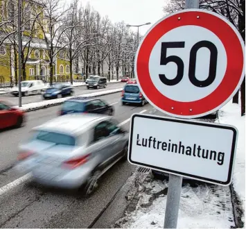  ?? Foto: Matthias Balk, dpa ?? In vielen deutschen Städten werden die zulässigen Stickoxid Werte überschrit­ten. Daher hat die Deutsche Umwelthilf­e Druck ge  macht. Ein Urteil des Bundesverw­altungsger­ichts steht aber noch aus.