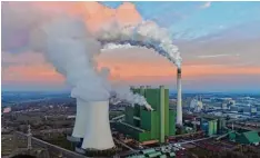  ?? Foto: Martin Schutt, dpa ?? Solche Kraftwerke blasen Schadstoff­e in die Luft. Die haben mit dem Klimawande­l zu tun, sagen Experten.