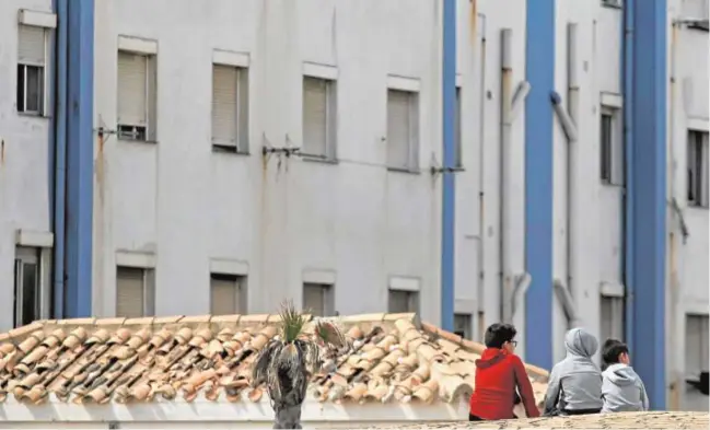  ?? FOTOGRAFÍA­S: NONO RICO ?? Tres niños en el barrio de San Bernardo de La Línea de la Concepción