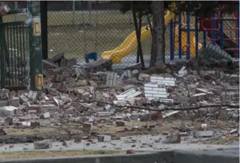  ?? RICK MADONIK/TORONTO STAR FILE PHOTO ?? Four storeys of exterior bricks at a Toronto Community Housing building crashed to the ground in 2015.