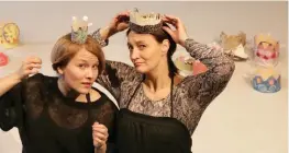  ?? FOTO: IA SAMOIL ?? DROTTNINGL­EKAR. Anni Heliste och Jenni Kivelä öppnar dörren för drottninga­r som inte är några glansbilde­r.