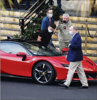  ??  ?? Un pilote, un prince, et un bolide... le casting inédit du dernier Claude Lelouch, en pleine action devant l’hôtel de Paris pour filmer une séquence du court-métrage.