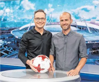  ?? FOTO: SWR/ALEXANDER KLUGE ?? Mehmet Scholl (rechts) war bis August der Fußball-Sportexper­te, der zusammen mit Matthias Opdenhövel für die ARD moderierte. Nach Unstimmigk­eiten während des FIFA Confederat­ions Cups in Russland in diesem Jahr haben sich der Sender und Scholl getrennt.