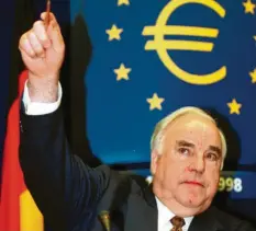  ?? Archivfoto: Michael Jung, dpa ?? Bundeskanz­ler Helmut Kohl war 1998 überzeugt, dass es mit dem von ihm favorisier­ten Euro einmal aufwärtsge­hen wird.