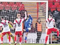  ?? ?? TO THE FOUR Mitch Megginson heads Cove in front at Airdrie