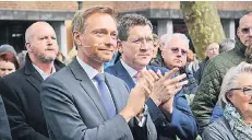  ?? RP-FOTO: KAISER ?? Christian Lindner (2.v.l. – mit dem Landtagska­ndidaten Dietmar Brockes) applaudier­t auf dem Buttermark­t seinem Fraktionsv­ize Joachim Stamp.