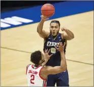  ?? ROBERT FRANKLIN — THE ASSOCIATED PRESS ?? Oral Roberts’ Kevin Obanor passes over Ohio State’s Musa Jallow during the second half of Friday’s game.