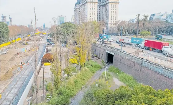  ?? MARIO QUINTEROS ?? Un ingreso desconocid­o. En Puertyo Madero, detrás de la Casa Rosada, está la boca para acceder al túnel, de 5 kilómetros.