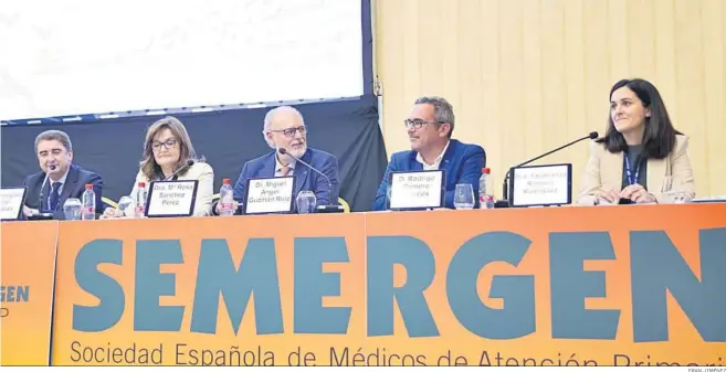  ?? ?? FRAN JIMÉNEZ
El Dr. Leovigildo Giner; la Dra. María Rosa Sánchez; Miguel Ángel Guzman, viceconsej­ero de Salud; Rodrigo Romero, primer teniente de alcalde de Fuengirola; y la Dra. Esperanza Romero.