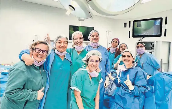  ?? ?? A equipa que fez a cirurgia contou, além da chefe Sofia Guerreiro (em baixo, à direita), com a colaboraçã­o de duas médicas italianas.