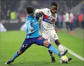  ??  ?? Hiroki Sakai et Maxwel Cornet, ici lors du match de L1 en décembre à Lyon.