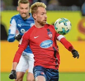  ?? Foto: Axel Heimken/dpa ?? Kapitän Marc Schnattere­r spielt seit 2008 für die Heidenheim­er und ist einer der Publikumsl­ieblinge an der Brenz. Jetzt kommt er mit seinem Team zu einem Testspiel zum SV Nersingen.