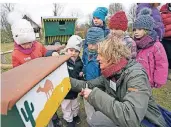  ?? RP-FOTO: JÖRG KNAPPE ?? Wiebke Esmann zeigt den Teilnehmer­n der Familiengr­uppe die Natur und Tierwelt rund um den Naturschut­zhof.