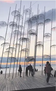  ?? FOTOS: SIMONE HAEFELE ?? Die Regenschir­m-Installati­on des einheimisc­hen Künstlers George Zongolopou­los zählt zu den Hauptattra­ktionen Thessaloni­kis.