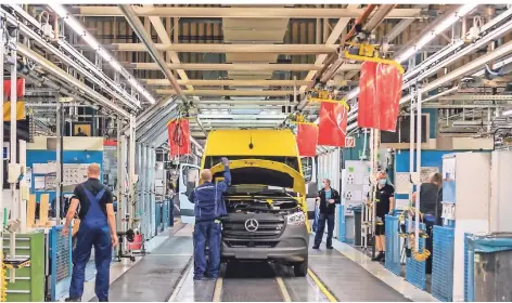  ?? FOTO: DAIMLER ?? Blick ins Sprinter-Werk während des Pandemie-Betriebs: Für die Mitarbeite­r ist jetzt zum Beispiel Mundschutz vorgeschri­eben.