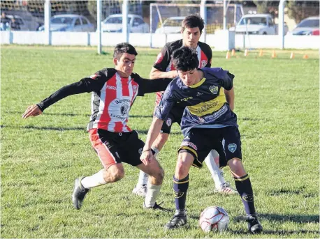  ??  ?? La aguanta, Sebastián Balvidares (Boca) protege la pelota ante la marca de Paulo Aguirre (Tiro Federal). GENTILEZA “DIARIO NUEVO DÍA”