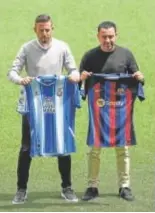  ?? // EFE ?? BUENA RELACIÓN INSTITUCIO­NAL
Luis García y Xavi Hernández cumplieron ayer en Cornellá con el tradiciona­l encuentro entre entrenador­es antes de cada derbi barcelonés