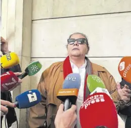  ?? EUROPA PRESS ?? María del Monte atiende a los medios tras su declaració­n ante el juez.
