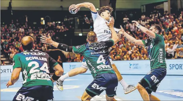  ?? Foto: EHF ?? Jan Gurri marcó ayer nueve goles sin fallo ante el Göppingen, incluido el 31-29 de la sentencia a 17” del final. Rangel, con 14 paradas y un 33% de acierto, también estuvo sobresalie­nte