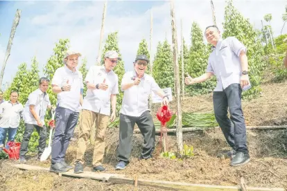  ?? ?? TERUJA: Uggah (dua kanan) menyiram anak benih lada yang baru ditanamnya bersama Dr Rundi (dua kiri) dan Dr Richard pada program ceramah Pembanguna­n Industri Lada di Rumah Joseph Sanda di Layar, Betong semalam. Turut kelihatan, Vincent (kanan).