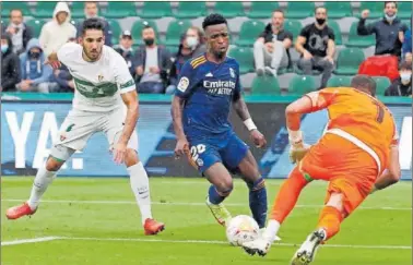  ?? ?? Vinicius se dispone a marcar el segundo de sus dos goles en la visita del Madrid al Elche el curso pasado.