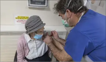  ??  ?? Maueen Flynn of Eastend Bundoran receives her vaccinatio­n from Dr. Philip Murphy.