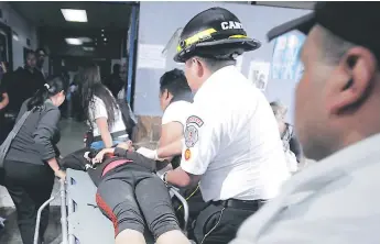  ?? FOTO: AFP ?? Los 25 menores lesionados fueron trasladado­s al hospital Roosevelt de Guatemala.