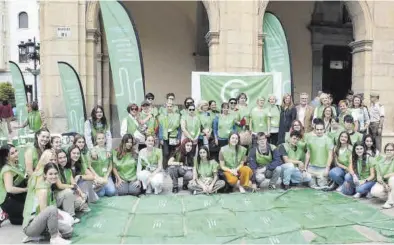  ?? PEPE LAPAZ ?? La plaza Mayor de Castelló acogió ayer la lectura del manifiesto y el despliegue de una bandera.