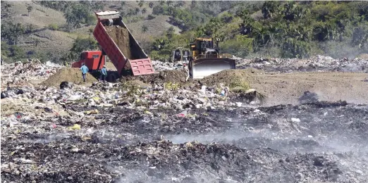  ?? ONELIO DOMÍNGUEZ/LISTÍN DIARIO ?? Los daños. Equipos pesados y brigadas del cabildo de Puerto Plata trabajaban ayer tratando de extinguir el incendio del vertedero, que se prolonga por varios días.