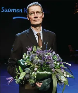  ?? FOTO: LEHTIKUVA/RONI REKOMAA ?? Juha Hurme belönas med Finlandiap­riset för sin roman Niemi.