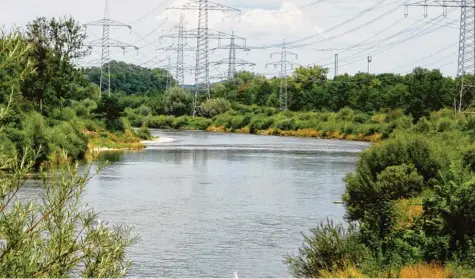  ?? Foto: Ursula K. Balken ?? Natur und Technik bilden einen Kontrast. Im Sommer sind die Uferbänke freigelegt, ein willkommen­es Gebiet, um sich an der Iller zu erfreuen.