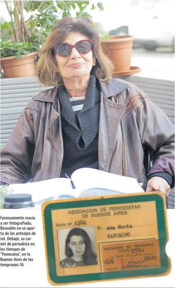  ?? JULIA CASTELLS ?? Famosament­e reacia a ser fotografia­da, Basualdo no se aparta de los anteojos de sol. Debajo, su carnet de periodista en los tiempos de “Panorama”, en la Buenos Aires de los tempranos 70.