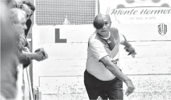  ?? FACUNDO MORALES-LA NUEVA. ?? Donde pone el ojo pone la bocha.
César Colantonio volvió a descollar en el bochazo y le dio vida a Independie­nte, que puso la serie 2-2.