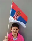  ?? Foto: Susanne Rummel ?? Anil lässt die Flagge von Serbien im Wind wehen.