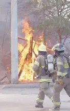  ?? ?? l Los bomberos sofocaron las llamas del domicilio ubicado en Artesanos y Calpulli, en la colonia Adolfo de la Huerta.