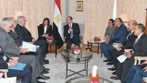  ??  ?? Al-Sisi with the Egyptian delegation during the meeting with Seehofer