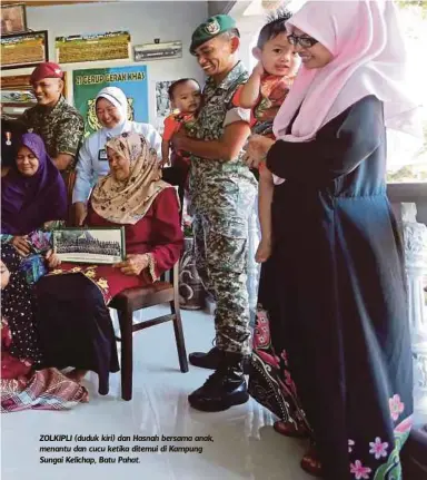  ??  ?? ZOLKIPLI (duduk kiri) dan Hasnah bersama anak, menantu dan cucu ketika ditemui di Kampung Sungai Kelichap, Batu Pahat.